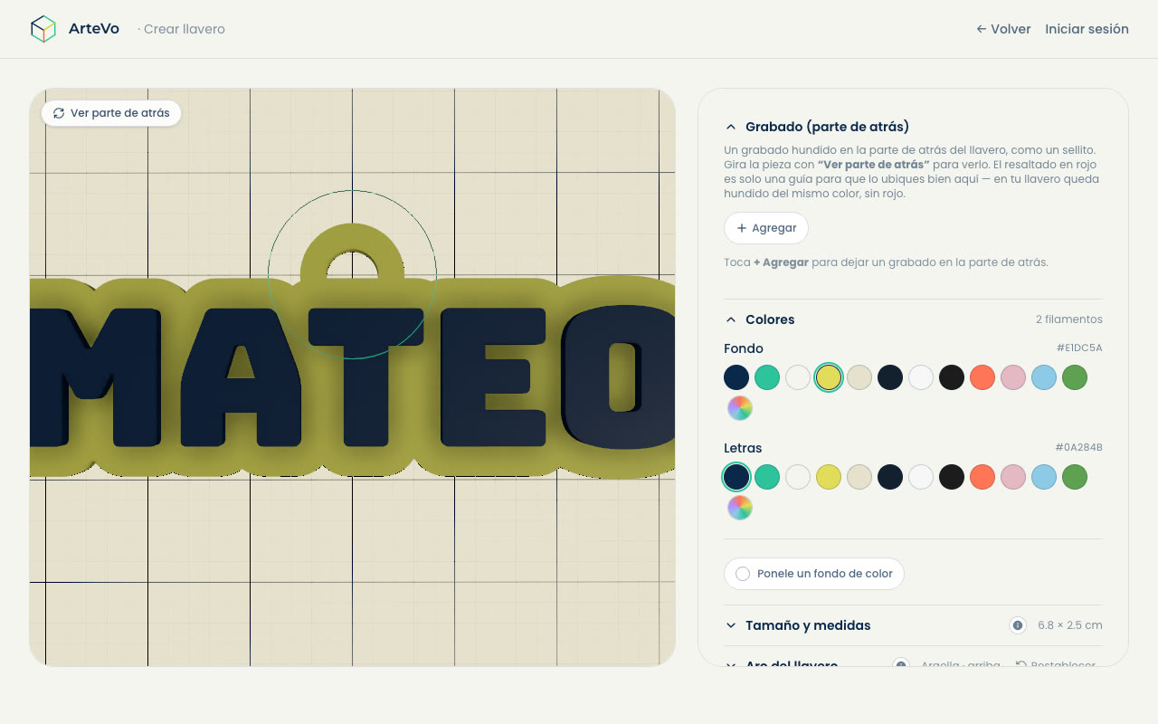 Editor de llaveros de ArteVo con un llavero que dice MATEO en colores lima y azul profundo.